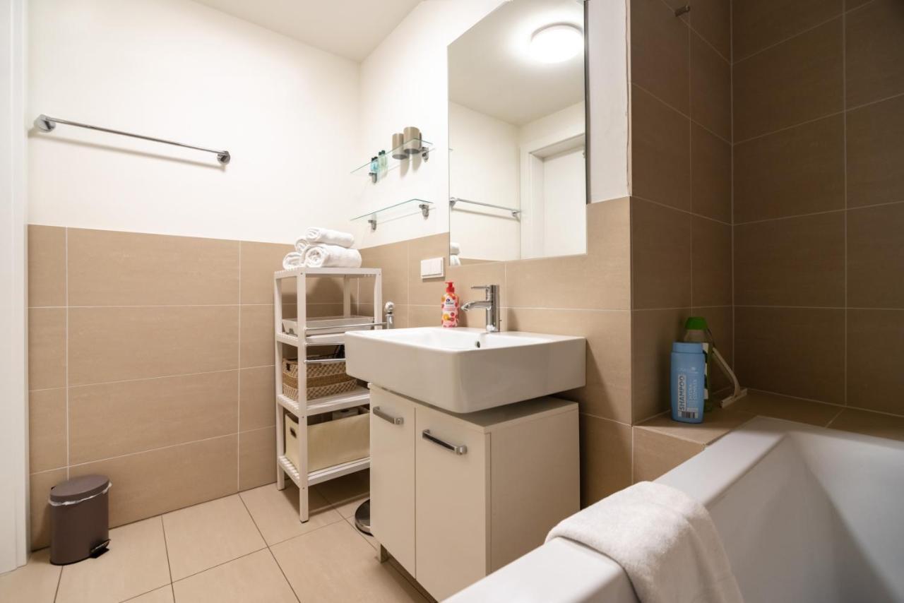 Quiet And Cozy Apartment Next To Mariahilfer Strasse And Naschmarkt With Ac, Minimum 30 Nights ウィーン エクステリア 写真