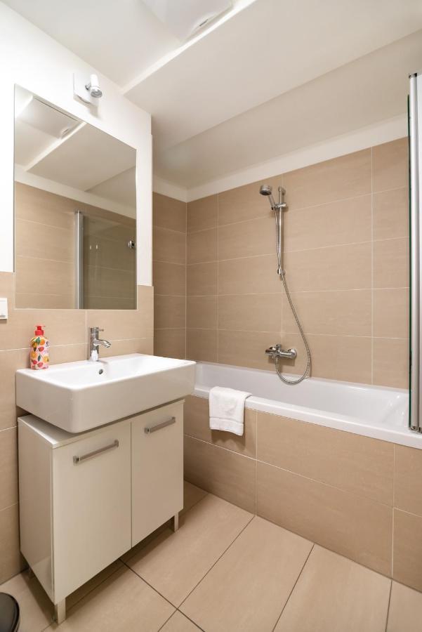 Quiet And Cozy Apartment Next To Mariahilfer Strasse And Naschmarkt With Ac, Minimum 30 Nights ウィーン エクステリア 写真